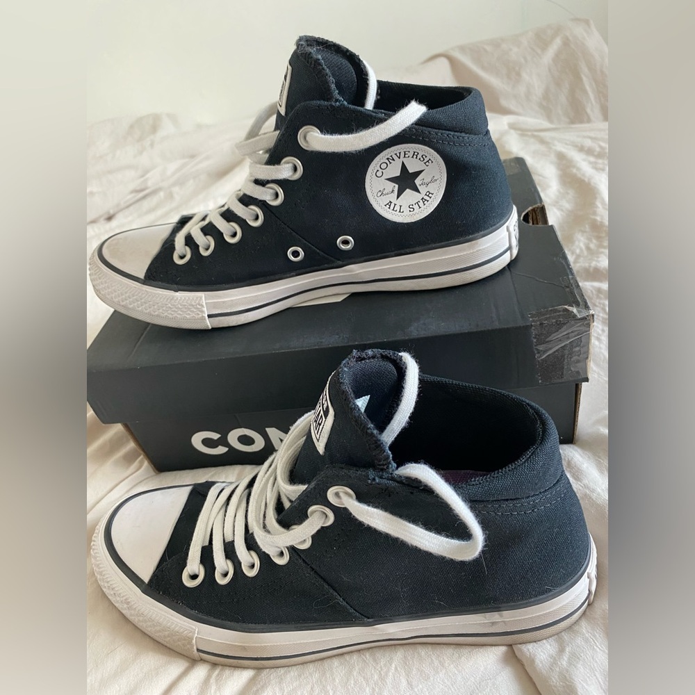 High Top Converse Women’s Size 7 Good Condition!